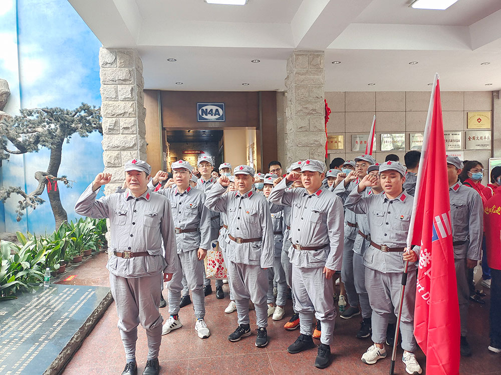 4口岸生长机关支部联合供应链支部赴句容茅山新四军纪念馆开展党史教育活动！！！Ｔ谛滤木湍罟菡构荽筇，全体党员面临党旗，高举右手重温入党誓词，再次体会作为一名共产党员的责任感和使命感！！！.jpg